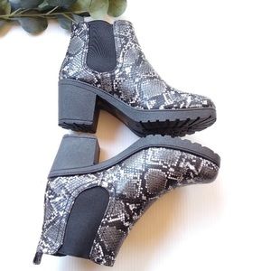 Chunky snakeskin boots Krush size 7